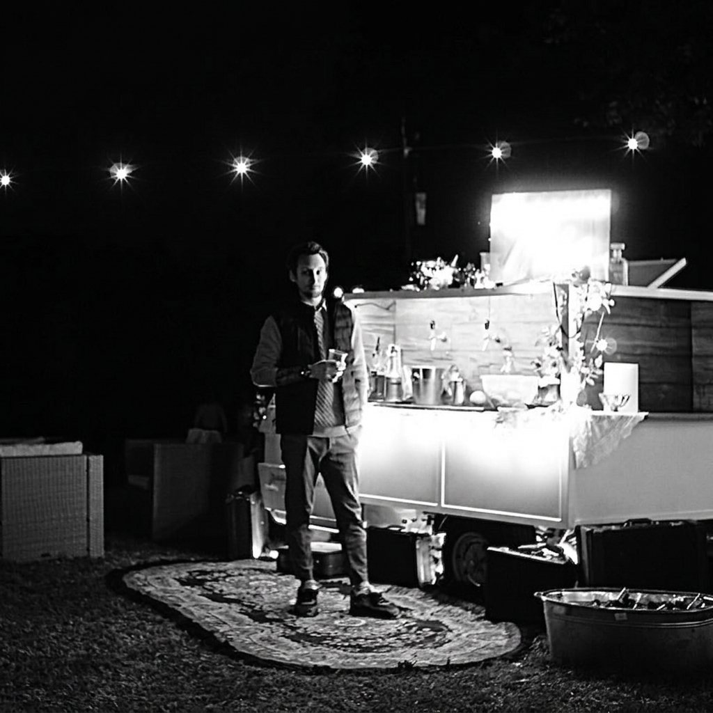 Barman przy mobilnym barze nocą - ujęcie czarno-białe