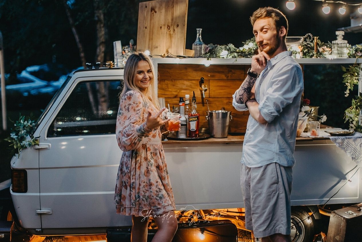 Mobilny bar Włoski Van na bazie Piaggio Ape podczas wieczornego wydarzenia